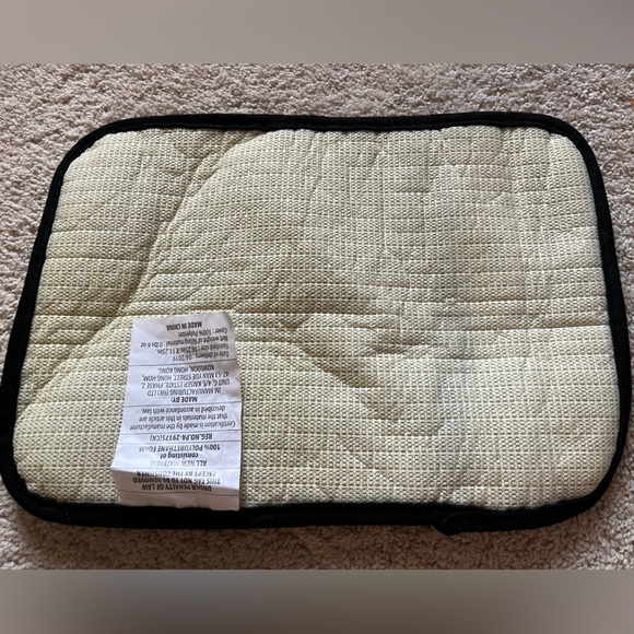 Cute locker shelf decor shag rug 🖤 - Picture 2 of 3